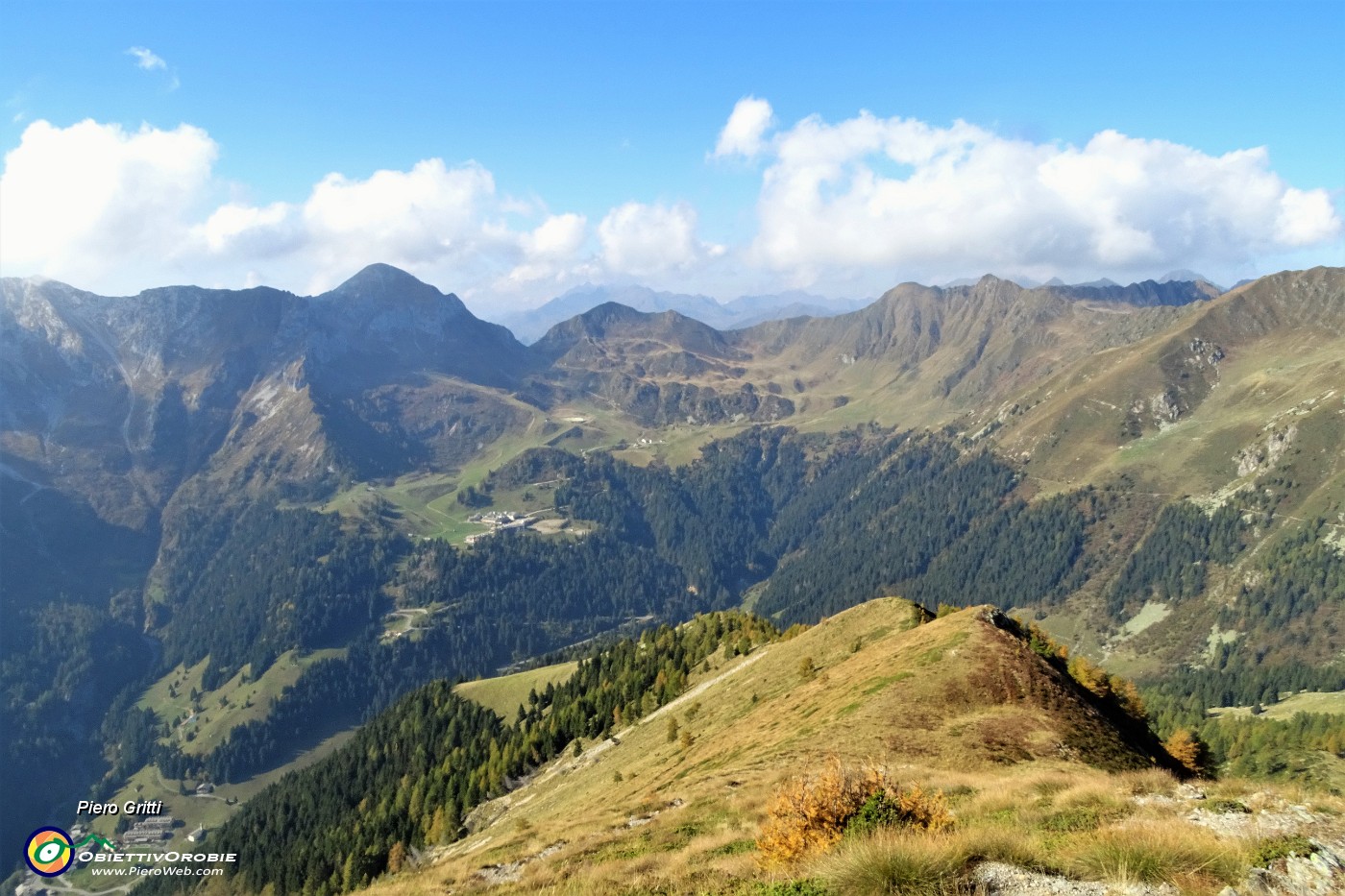 39 La faticosa salita sta terminando ed i panorami si allargano.JPG